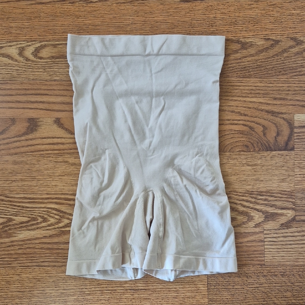 Frederick's of Hollywood Nude Shaping Shorts Size Small Like New